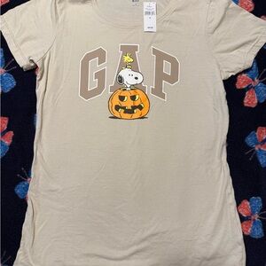 NWT/ GAP Women’s Tan Snoopy Pumpkin Tee